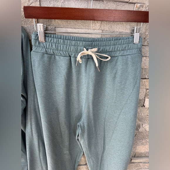 VUORI WOMEN'S DAYDREAM CREW AND JOGGER SET SMOKE BLUE SMALL - Picture 7 of 16